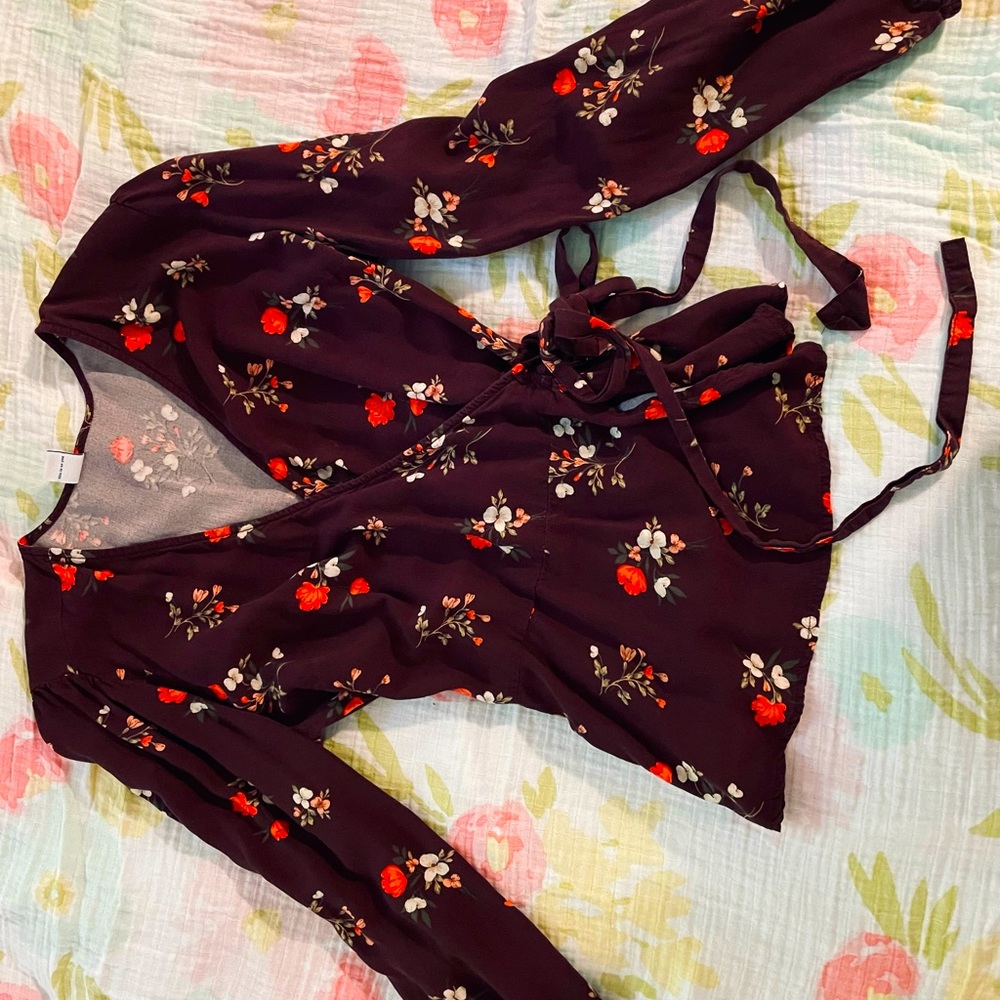 NWOT wrap top. Slight puff sleeve, beautiful burgundy color.
